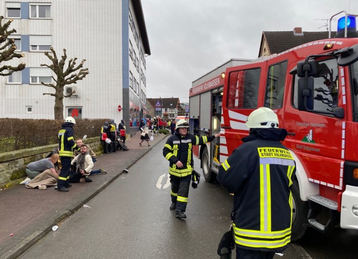 Auto rijdt opzettelijk in op carnavalstoet in Duitsland: 30 gewonden