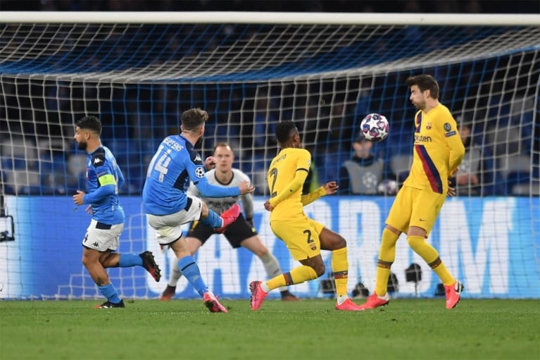 Recordavond eindigt in mineur: Dries Mertens vervangen na formidabel doelpunt tegen FC Barcelona