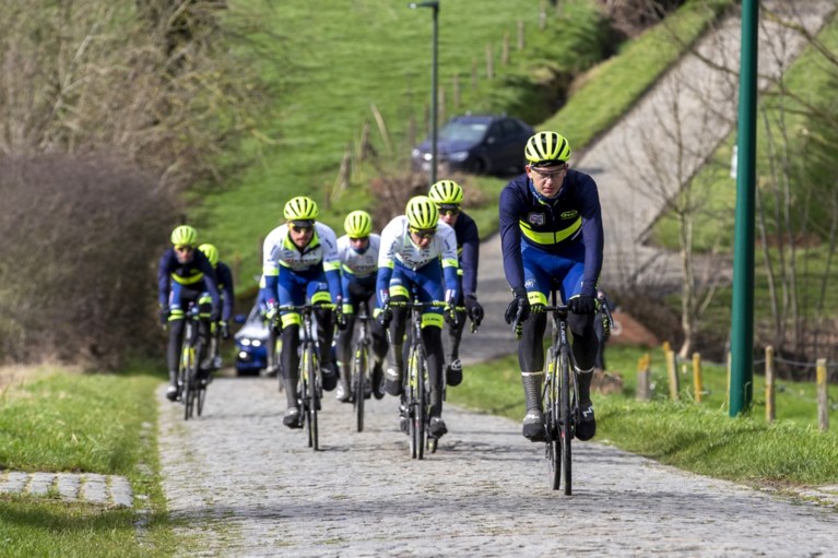 Van Avermaet, Stuyven en andere toppers verkennen kletsnat parcours Omloop Het Nieuwsblad