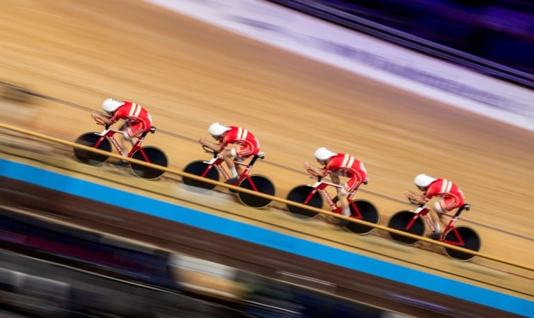 Nederlanders doen in finale nog een hap van wereldrecord teamsprint, Kirsten Wild haalt haar derde wereldtitel scratch