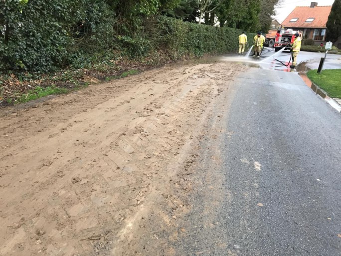 Tractor verliest berg kleigrond in Kortemark: weg over meer dan kilometer besmeurd