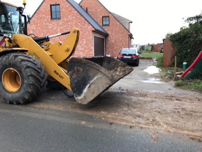 Tractor verliest berg kleigrond in Kortemark: weg over meer dan kilometer besmeurd