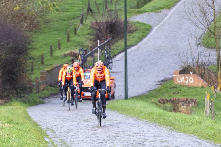 Van Avermaet, Stuyven en andere toppers verkennen kletsnat parcours Omloop Het Nieuwsblad