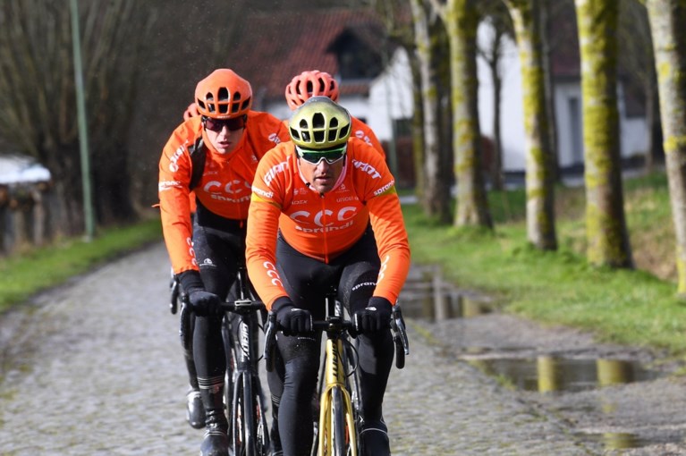Van Avermaet, Stuyven en andere toppers verkennen kletsnat parcours Omloop Het Nieuwsblad