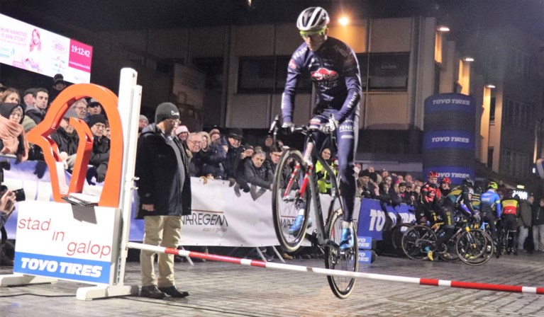 Geen nieuw record, maar Tom Meeusen springt opnieuw het hoogst tijdens afsluitend veldritspektakel