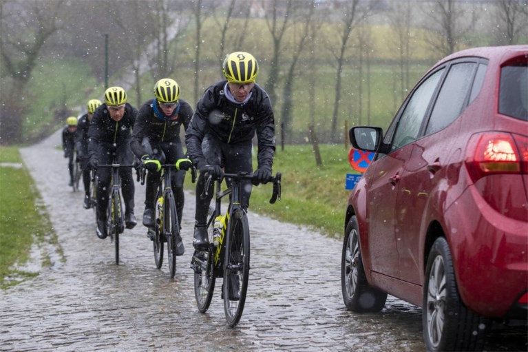 Ex-winnaar Valgren Andersen verkent parcours Omloop Het Nieuwsblad in de sneeuw