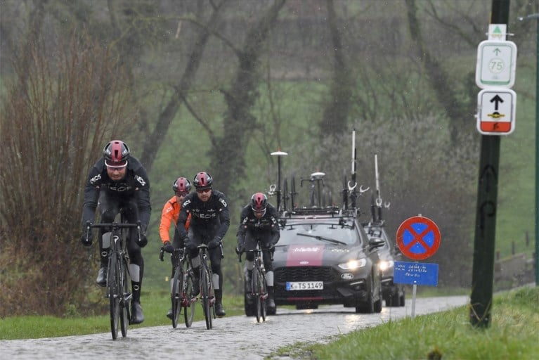 Ex-winnaar Valgren Andersen verkent parcours Omloop Het Nieuwsblad in de sneeuw