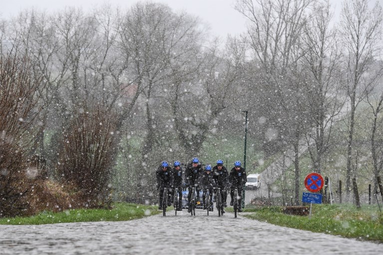 Ex-winnaar Valgren Andersen verkent parcours Omloop Het Nieuwsblad in de sneeuw