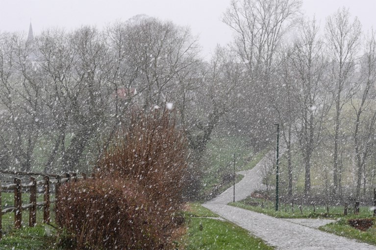 Ex-winnaar Valgren Andersen verkent parcours Omloop Het Nieuwsblad in de sneeuw