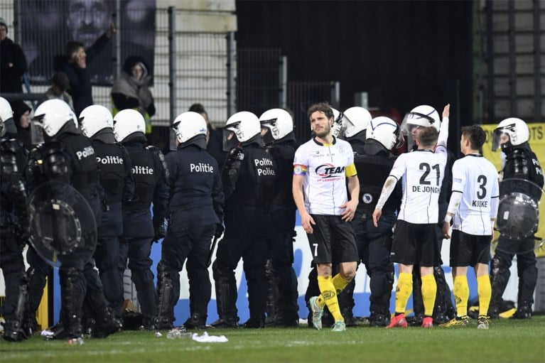 Lokeren-aanvoerder Kilian Overmeire trekt van leer tijdens onderbreking Lokeren-Beerschot: “Dit is ongehoord”