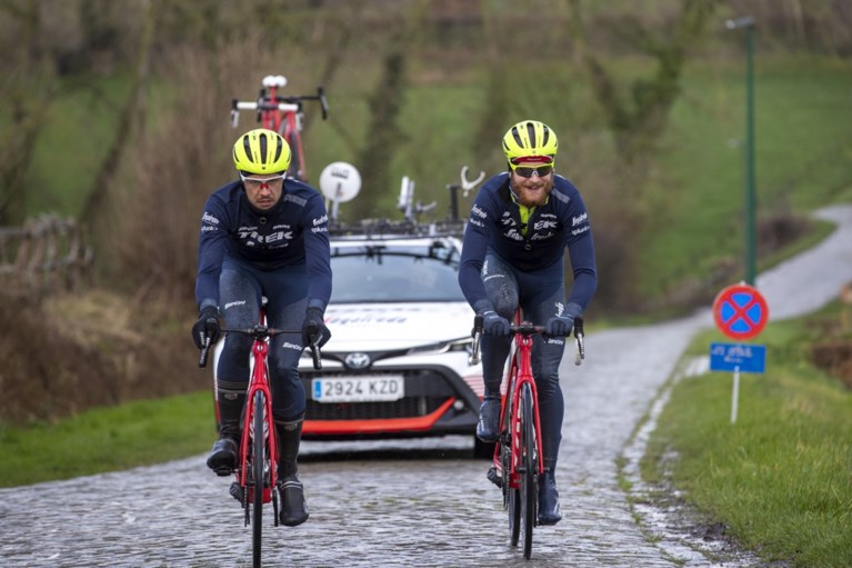 Van Avermaet, Stuyven en andere toppers verkennen kletsnat parcours Omloop Het Nieuwsblad