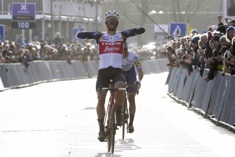 Jasper Stuyven sprint sneller dan Yves Lampaert in duel der Belgen in Omloop Het Nieuwsblad