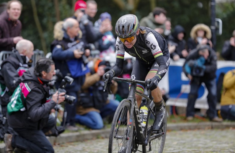 Omloop Het Nieuwsblad voor vrouwen: wereldkampioene Annemiek van Vleuten haalt meteen zwaar uit