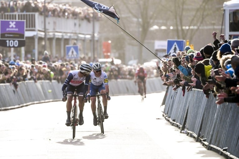 Jasper Stuyven sprint sneller dan Yves Lampaert in duel der Belgen in Omloop Het Nieuwsblad