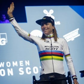 Omloop Het Nieuwsblad voor vrouwen: wereldkampioene Annemiek van Vleuten haalt meteen zwaar uit