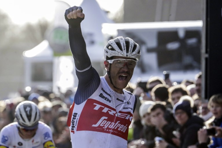 Jasper Stuyven sprint sneller dan Yves Lampaert in duel der Belgen in Omloop Het Nieuwsblad