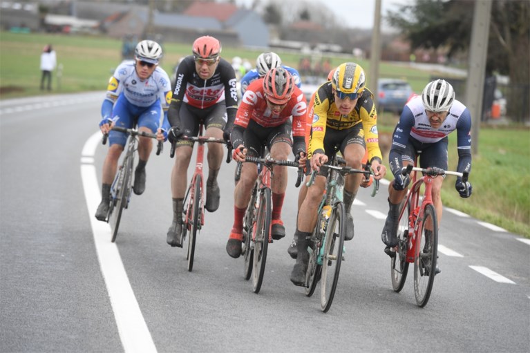 Jasper Stuyven sprint sneller dan Yves Lampaert in duel der Belgen in Omloop Het Nieuwsblad