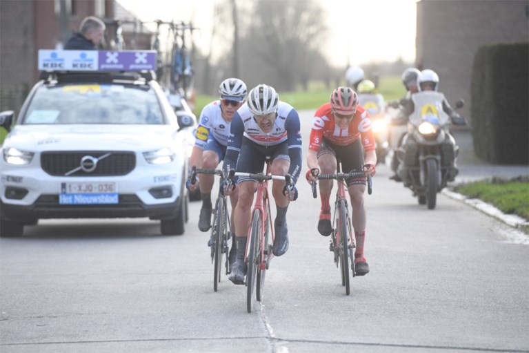 Jasper Stuyven sprint sneller dan Yves Lampaert in duel der Belgen in Omloop Het Nieuwsblad