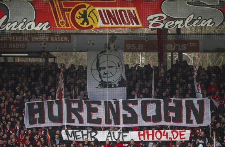 Protest tegen Duitse voetbalbond en eigenaar Hoffenheim blijft duren: opnieuw wedstrijd in Bundesliga stilgelegd