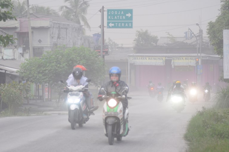 Vliegverkeer verstoord door vulkaanuitbarsting in Indonesië