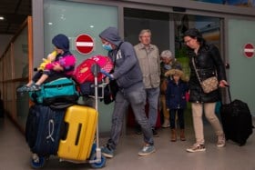 Alle Belgen die in quarantaine op Tenerife vastzaten, zijn geland in Oostende: “Geen gevaar op besmetting”
