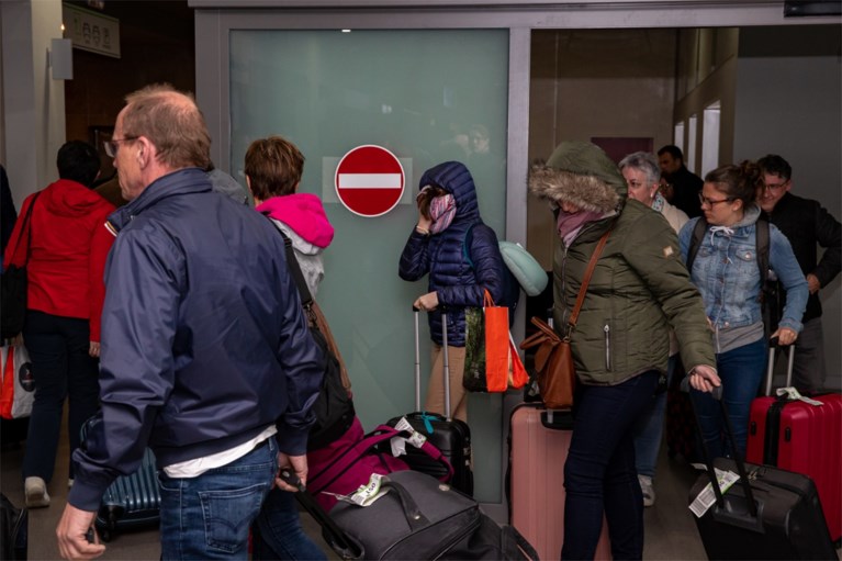 Alle Belgen die in quarantaine op Tenerife vastzaten, zijn geland in Oostende: “Geen gevaar op besmetting”