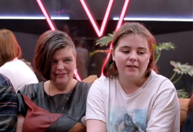 Vlaanderen rouwt mee met ‘The voice kids’-kandidate die moeder verloor bij ongeval: “Haar mama is vast trots daarboven”