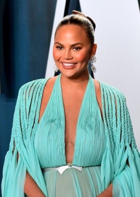Chrissy Teigen: “Ik dronk te veel en kampte met een postnatale depressie”