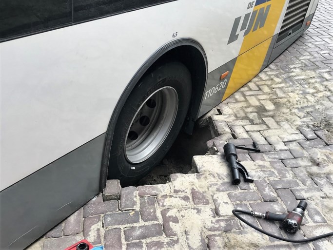 Bus met passagiers zakt door wegdek