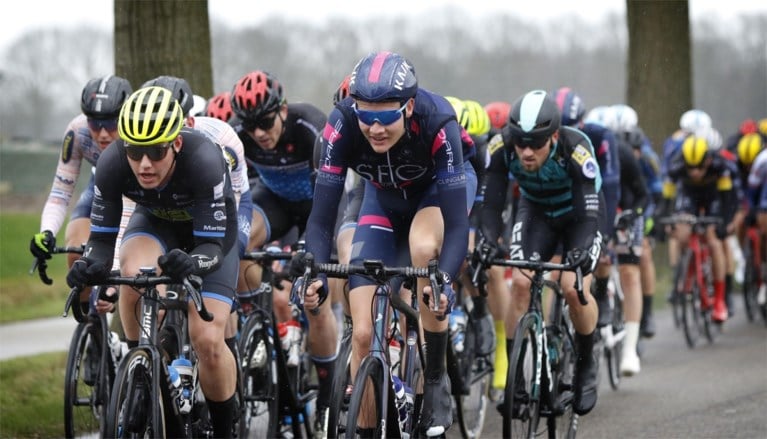 Wel prijs voor Deceuninck - Quick-Step in kletsnatte GP Monseré dankzij ongenaakbare Fabio Jakobsen: “We mochten niet falen”