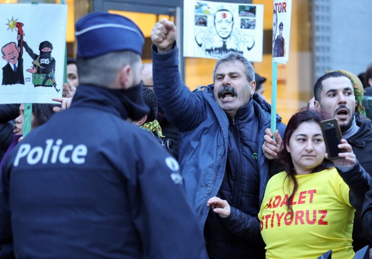 Turkse president Erdogan spreekt aanhangers toe in Brussel, opstootje bij tegenbetoging