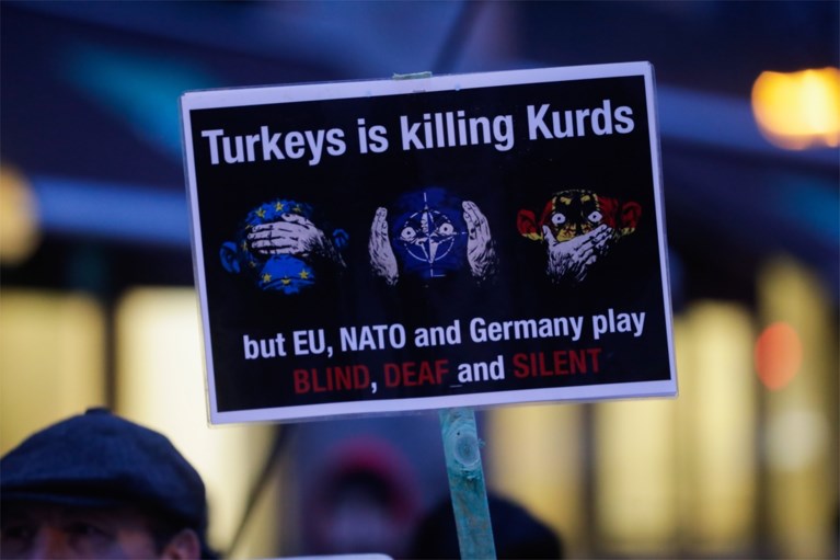 Turkse president Erdogan spreekt aanhangers toe in Brussel, opstootje bij tegenbetoging