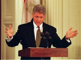 Bill Clinton over affaire met Monica Lewinsky: “Het was een manier om met mijn angsten om te gaan”