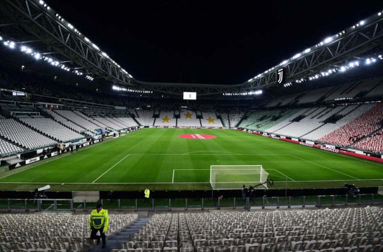 Overal in Europa worden voetbalmatchen afgelast of achter gesloten deuren gespeeld, behalve in België