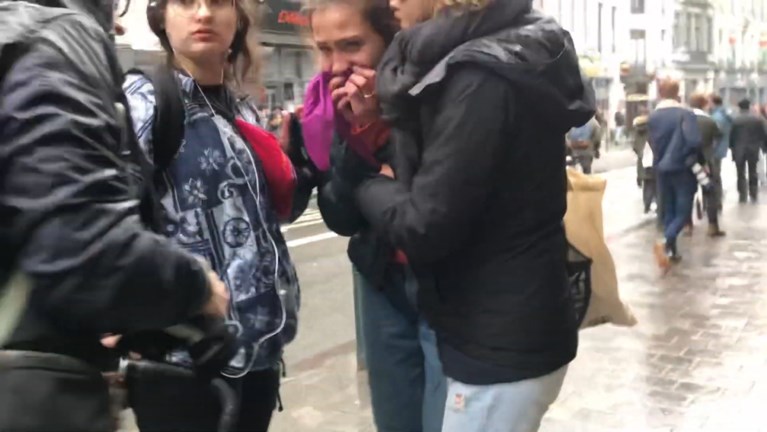 Politieagent slaat vrouw in gezicht tijdens Brusselse vrouwenmars: “U zou ons moeten beschermen tegen geweld!”