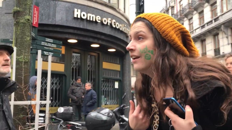 Politieagent slaat vrouw in gezicht tijdens Brusselse vrouwenmars: “U zou ons moeten beschermen tegen geweld!”