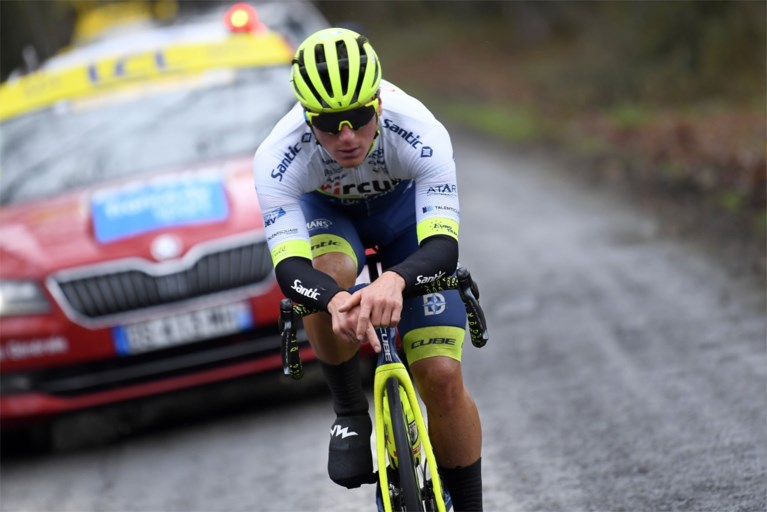 Ivan Garcia Cortina sprint naar de zege in Parijs-Nice, Sam Bennett komt zwaar ten val