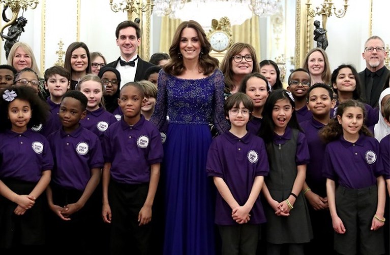 ROYALS. Kate doet alsof er geen vuiltje aan de lucht is en de copycat in Camilla