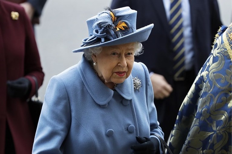 ROYALS. Kate doet alsof er geen vuiltje aan de lucht is en de copycat in Camilla