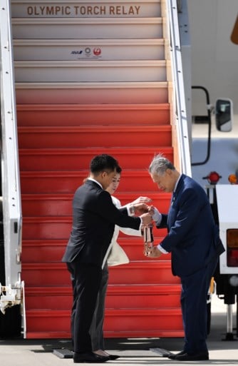 Olympische vlam Tokio 2020 aangekomen in Japan