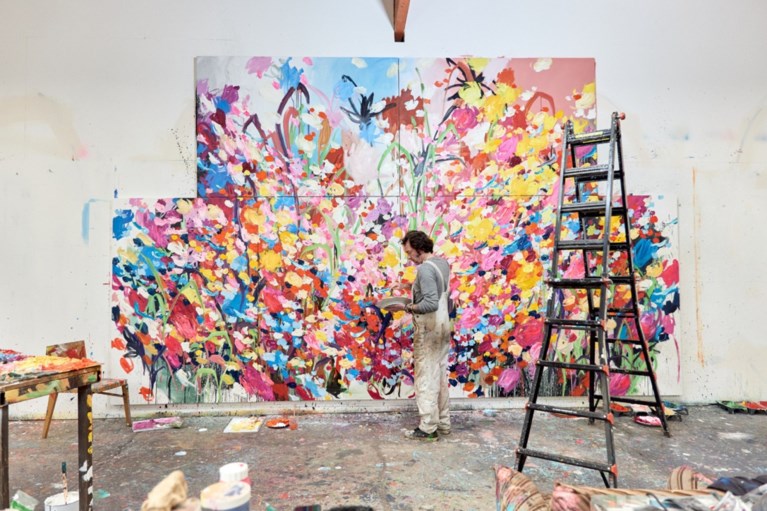Kunstenaar Arne Quinze schenkt groot bloemenschilderij aan AZ Jan Palfijn