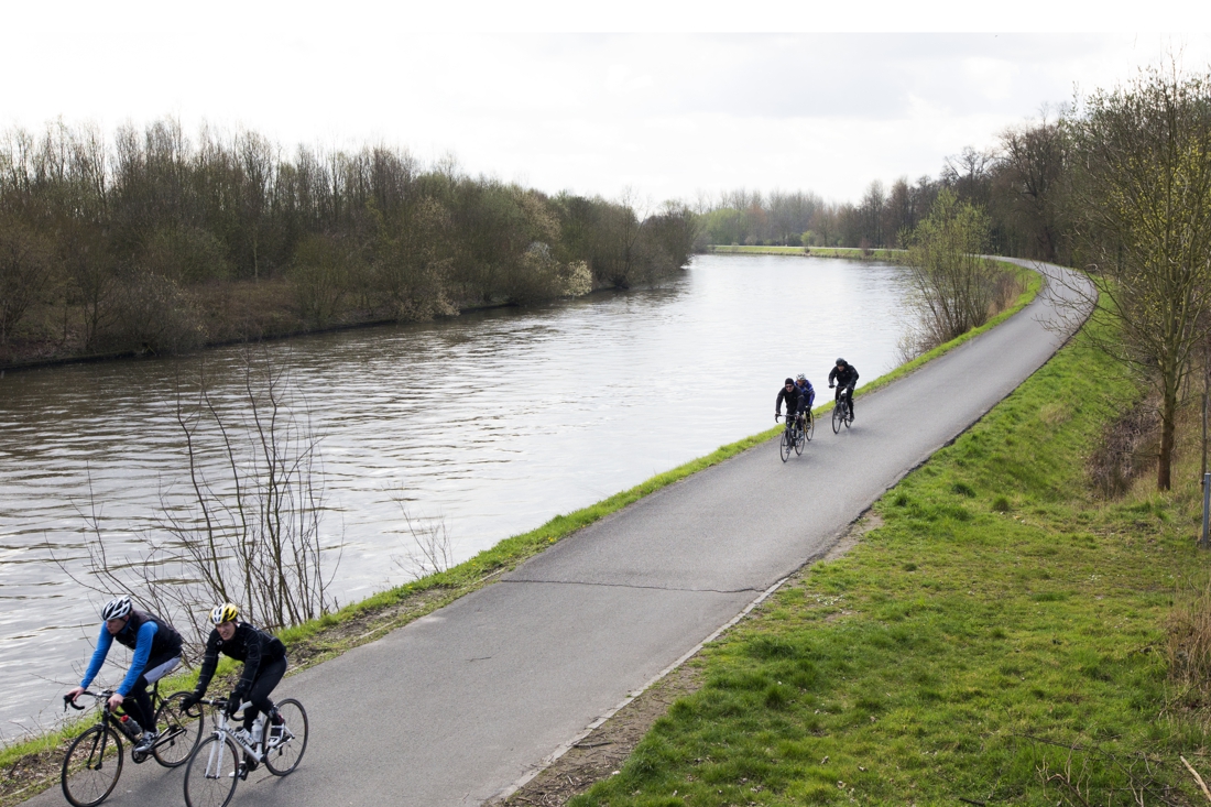 Politie wil dringend duidelijke regels over hoever je nog van huis mag fietsen, lopen of wandelen