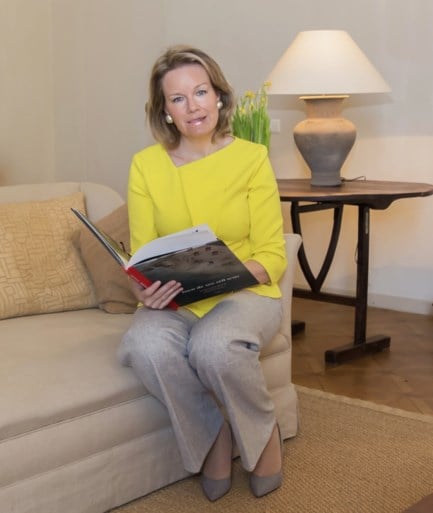 Koningin Mathilde stimuleert kinderen om hun gevoelens neer te schrijven: schoolwerk, spelen en… het corona-dagboek bijhouden