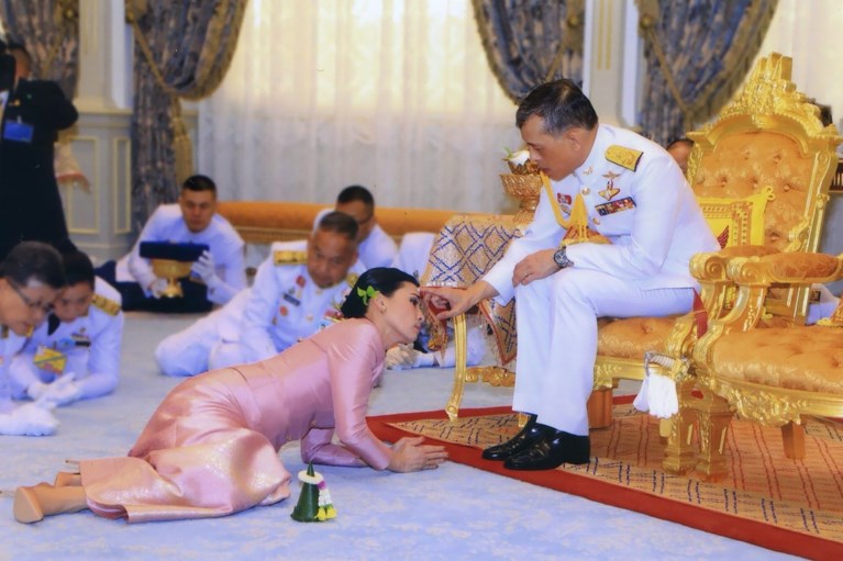 Thaise koning is met harem van 20 vrouwen op skivakantie en trekt zich niets aan van coronamaatregelen