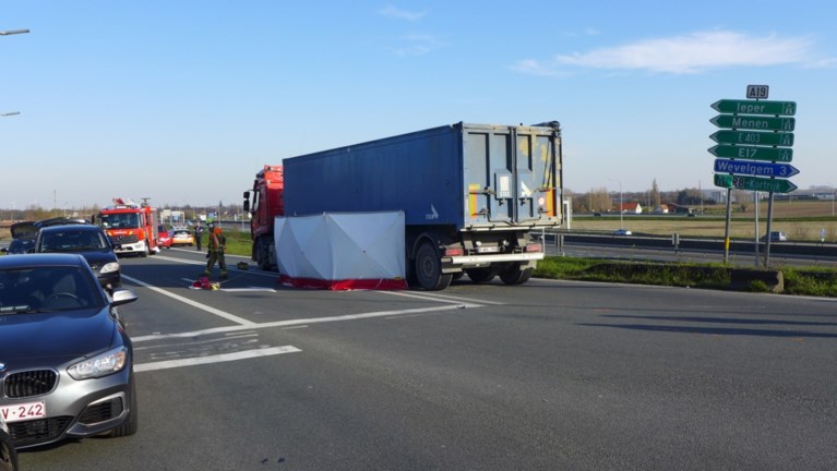 Fietsster sterft bij dodehoekongeval met vrachtwagen in Gullegem