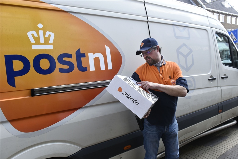 Hoe besmettelijk is mijn brood, mijn krant, een postpakket, een appel uit de bak of de winkelkar?