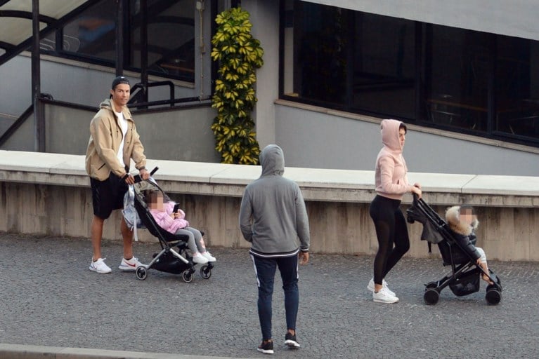 Wandelen mag nog: ook Cristiano Ronaldo trekt erop uit met de kinderen