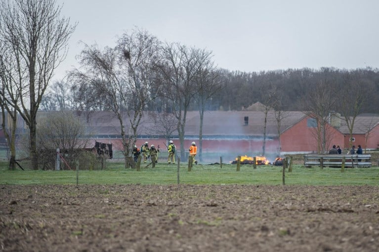 Aanhangwagen met stro vat vuur in Staden