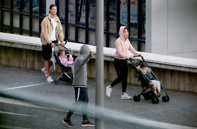 Wandelen mag nog: ook Cristiano Ronaldo trekt erop uit met de kinderen