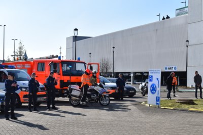 Politie en brandweer eren artsen en verpleegkundigen AZ Sint... (Zottegem)  - Het Nieuwsblad Mobile